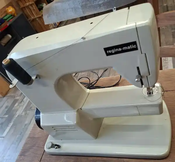 Machine à coudre ancienne révisée